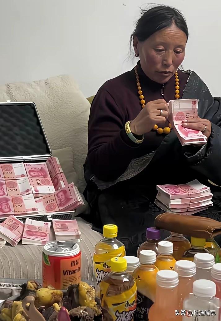 这才是数钱要数到手抽筋了，这 一年的收入确实不少。
这也改变了大家以往对藏区游牧
