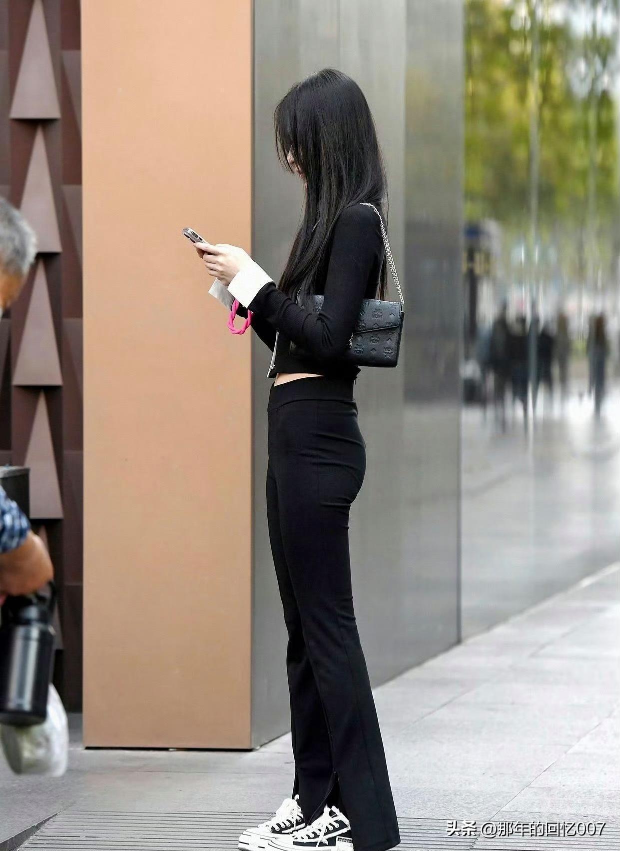 走在都市街头，总能看到这样的时尚少女。一身黑色紧身裤，完美勾勒出纤细的腿部线条，