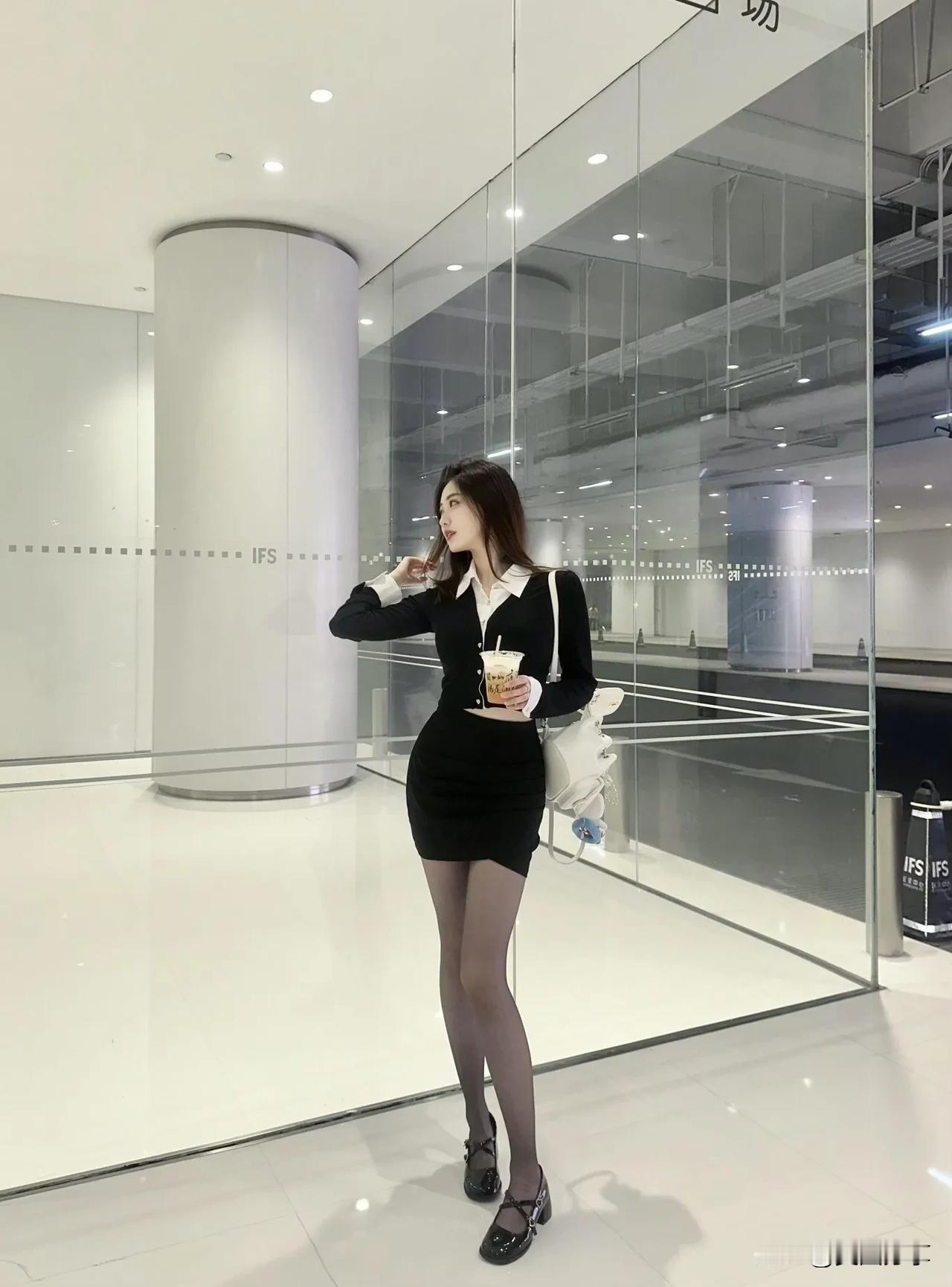 今日车库小停，撞见性感大长腿美人，时尚穿搭超吸睛，生活碎片闪光芒～