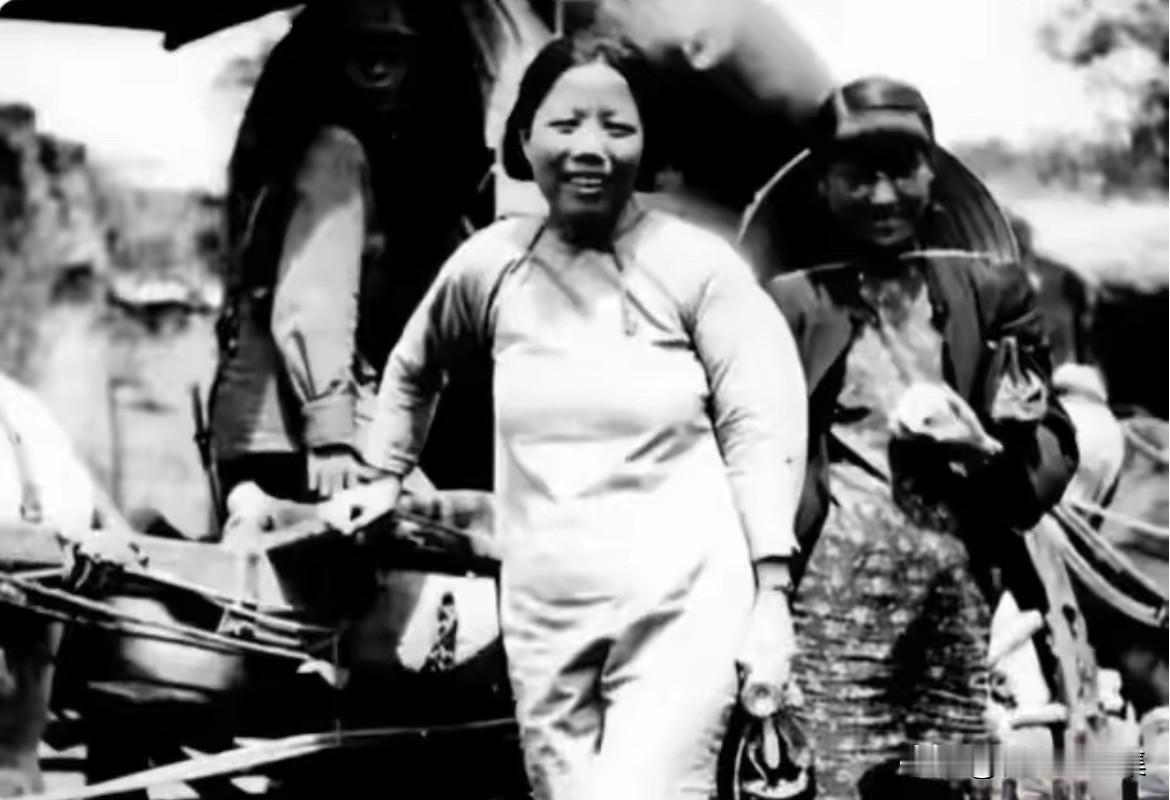 1939年7月，周恩来在延安杨家岭骑马时，不幸从马上跌落，导致右臂骨折。得知这一