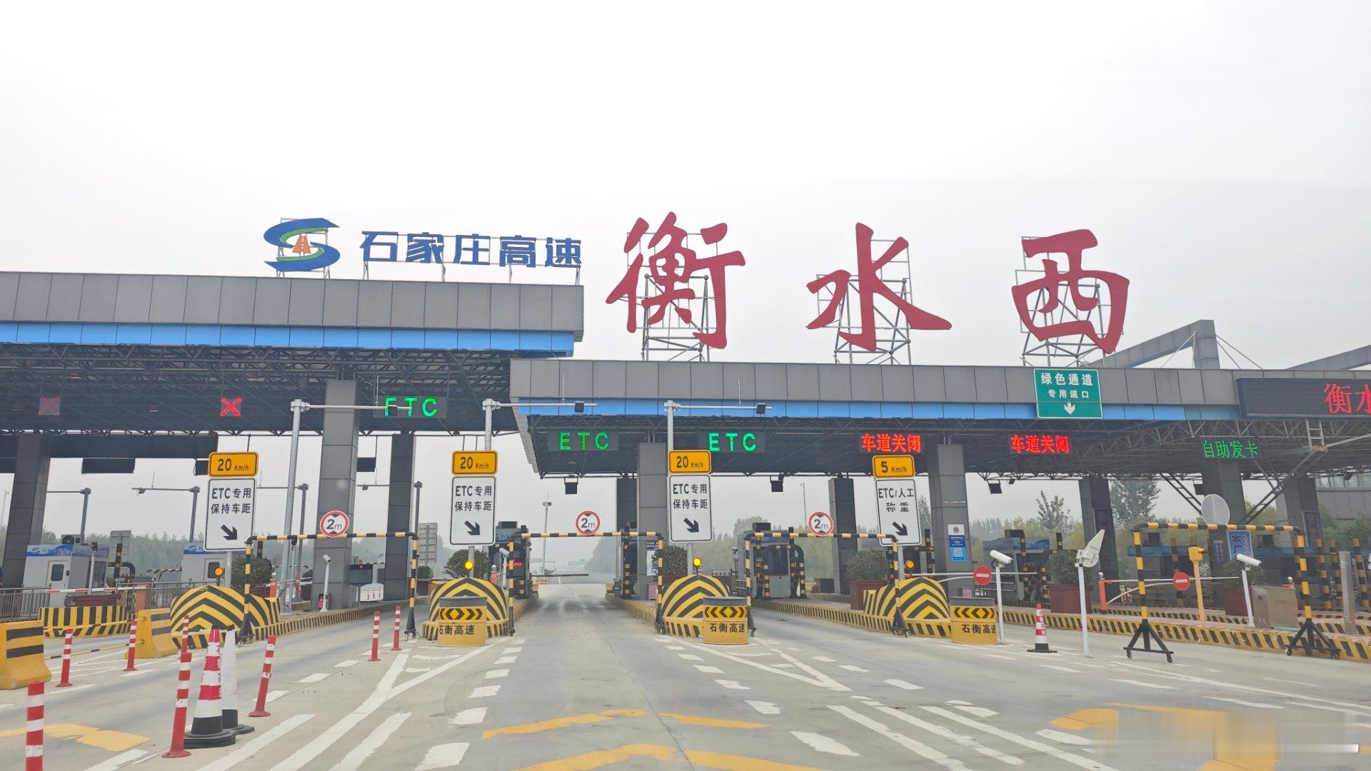 一蓑烟雨任平生，看似是豁达的人生态度，其实是无奈的叹息。如果能风雨不动安如山，谁