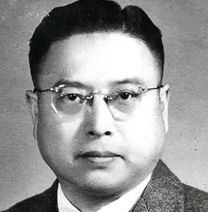 1949年，黄竞武被捕，敌人见他不屈服，就把他活埋。当泥土将他全部埋没时，敌人正