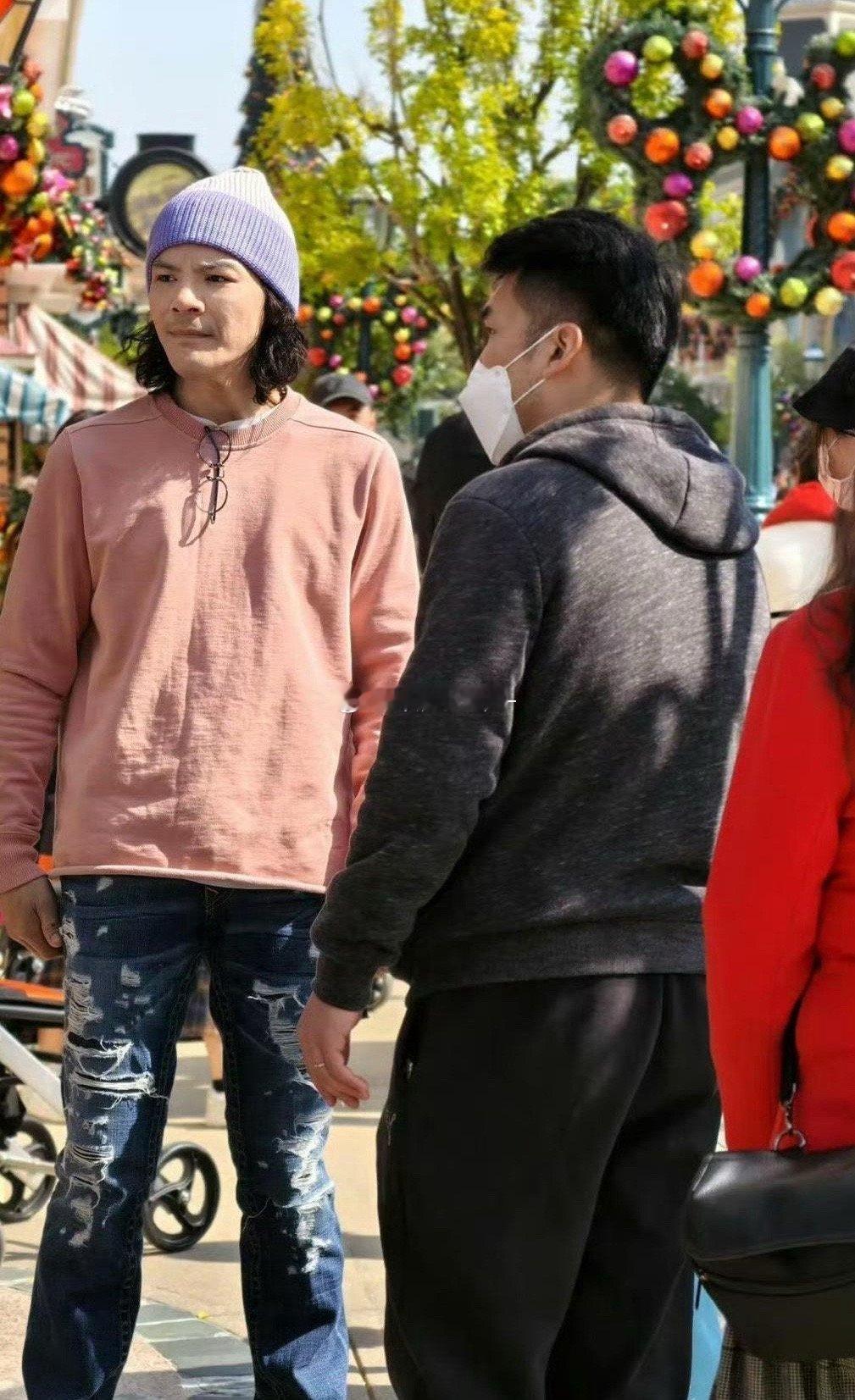 向佐郭碧婷带着孩子去迪士尼玩，再次感叹郭碧婷的美貌，太惊艳了 