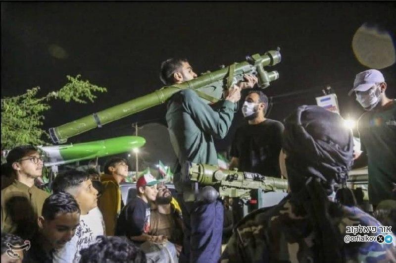 当地时间2026年4月26日，伊朗巴斯基民兵在胡齐斯坦省阿夫拉兹地区，展示了伊朗