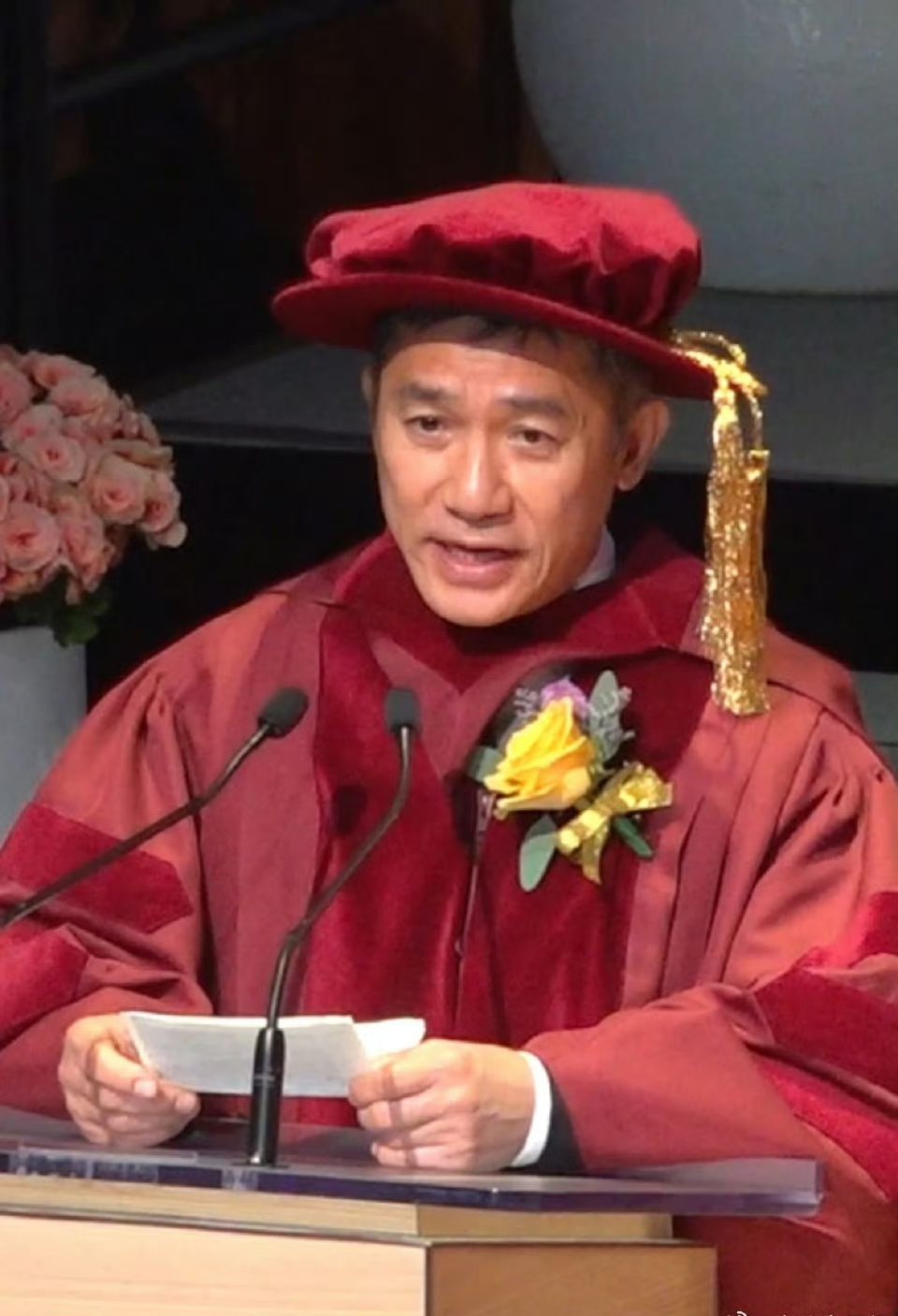 梁朝伟获荣誉博士 乖乖等待的小可爱一枚捏！以后是博士梁朝伟[并不简单][并不简单