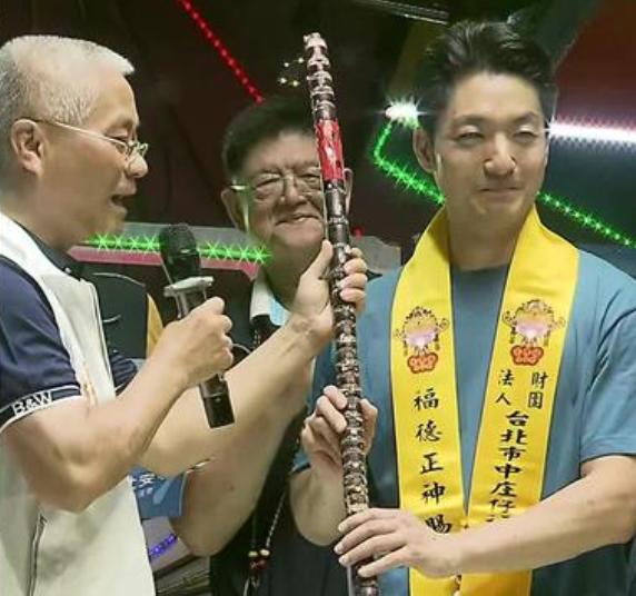 对于蒋万安为甘蔗道歉8次！郭正亮在政论节目《大新闻大爆卦》中提到，蒋万安将甘蔗交