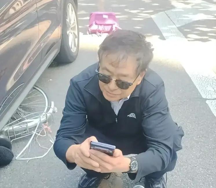 73 岁的濮存昕好低调，遇到车祸，不慌不忙，不乱不怨，相当冷静！

对于不经意的