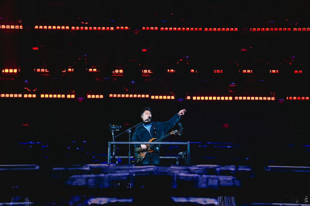 谢霆锋推倒重来MV《推倒重来》不是一首简单的摇滚歌，是谢霆锋对这个时代的诊断书：