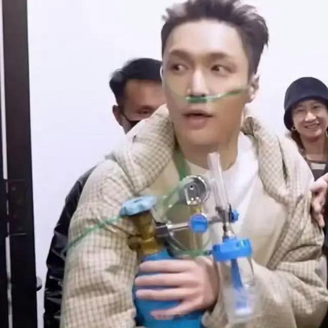 张艺兴吸氧  该说不说那个开天mv的视觉真的无敌[跪了] 