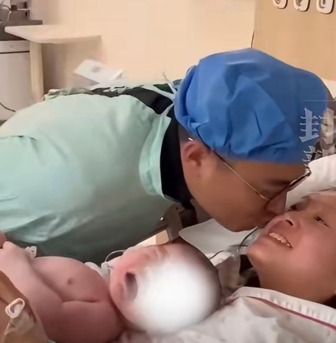 元旦宝宝1月1日0点出生哇塞！好幸运，但也好幸福啊！这一刻特别特别有纪念性有点小