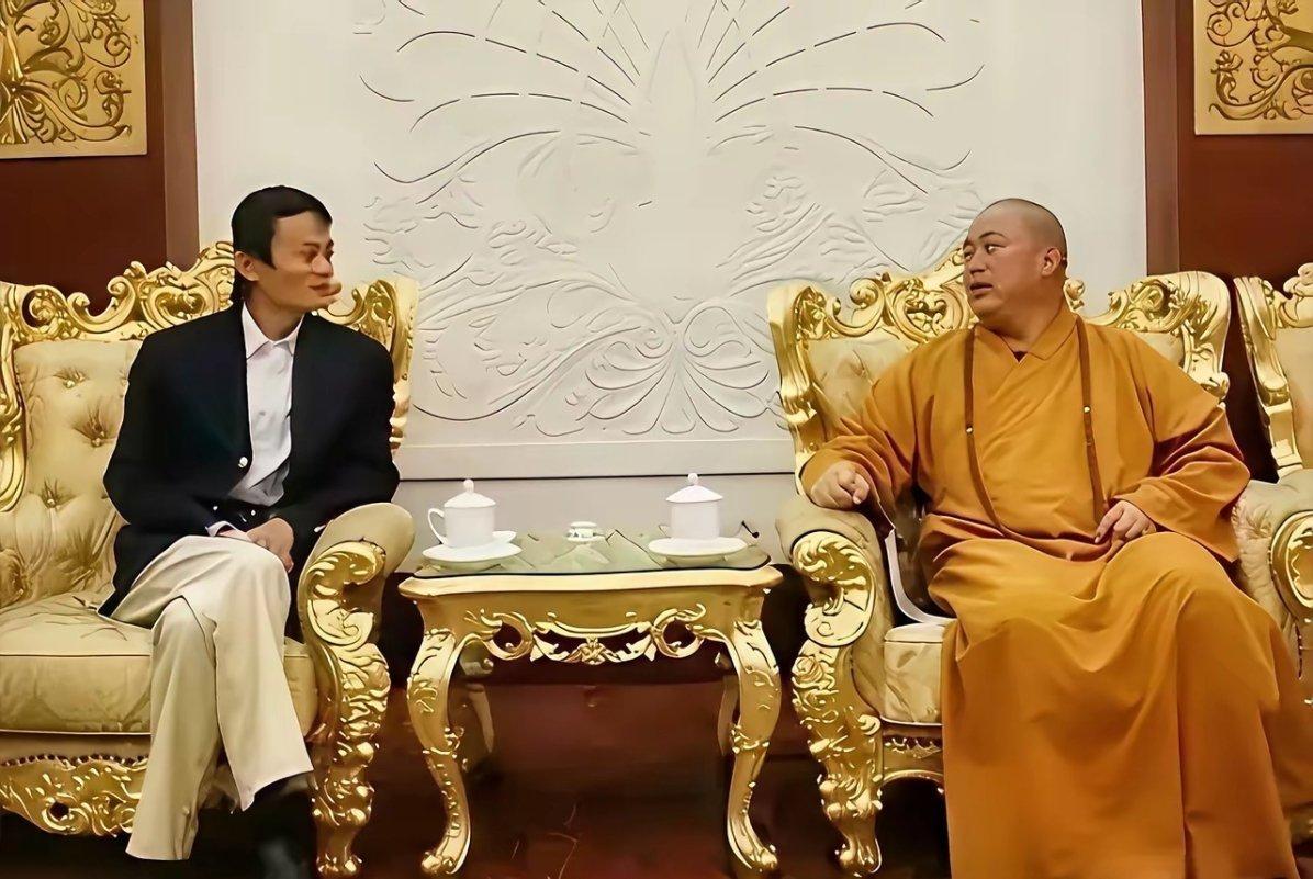 如今一个归隐，一个踩缝纫机…… 