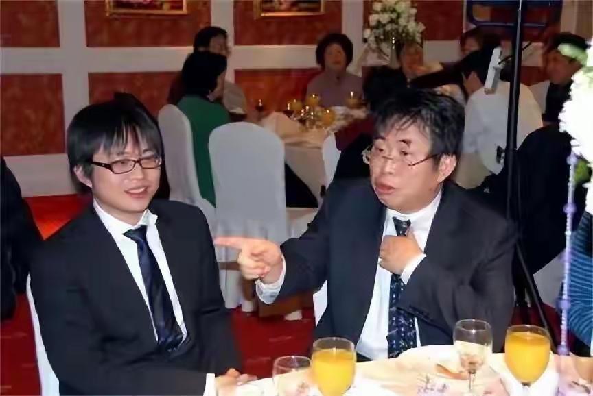 图1～3聂卫平和儿子孔令文合影，父子俩长得好像

图4:孔祥明和儿子孔令文合影，