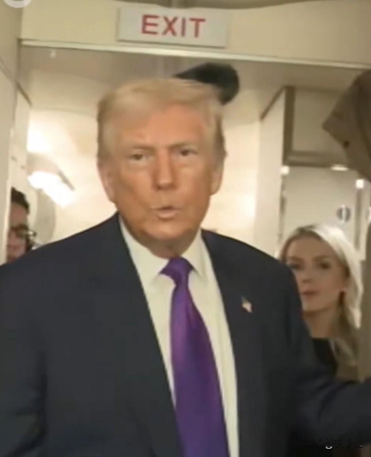 特朗普今天在空军一号上回答记者提问时表示，前总统奥巴马在一期播客节目中谈及相关话