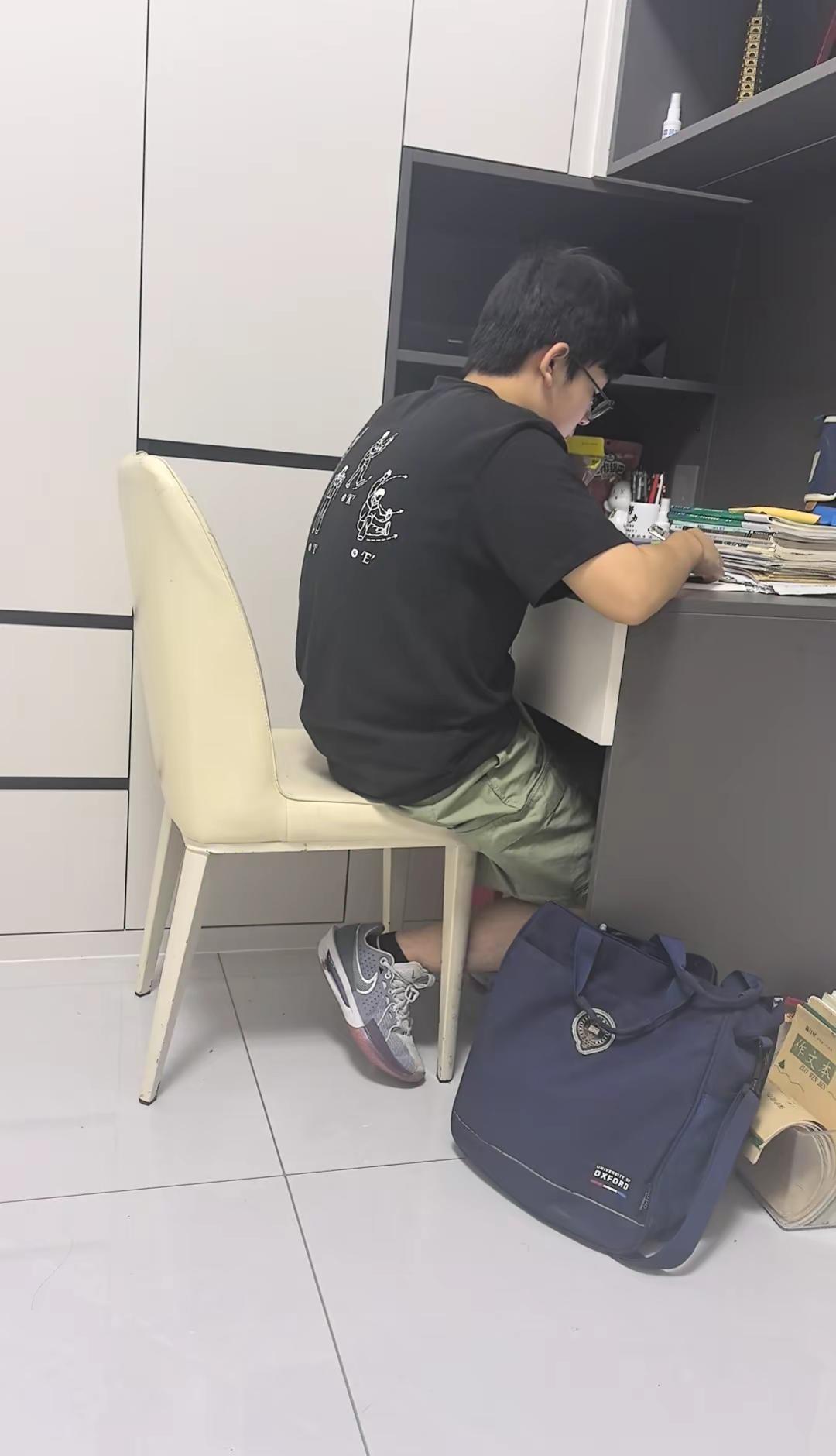 接近凌晨了，孩子还在刷视频，写作业，关上门那一刻，儿子在屋里哭，我在门外哭…学习