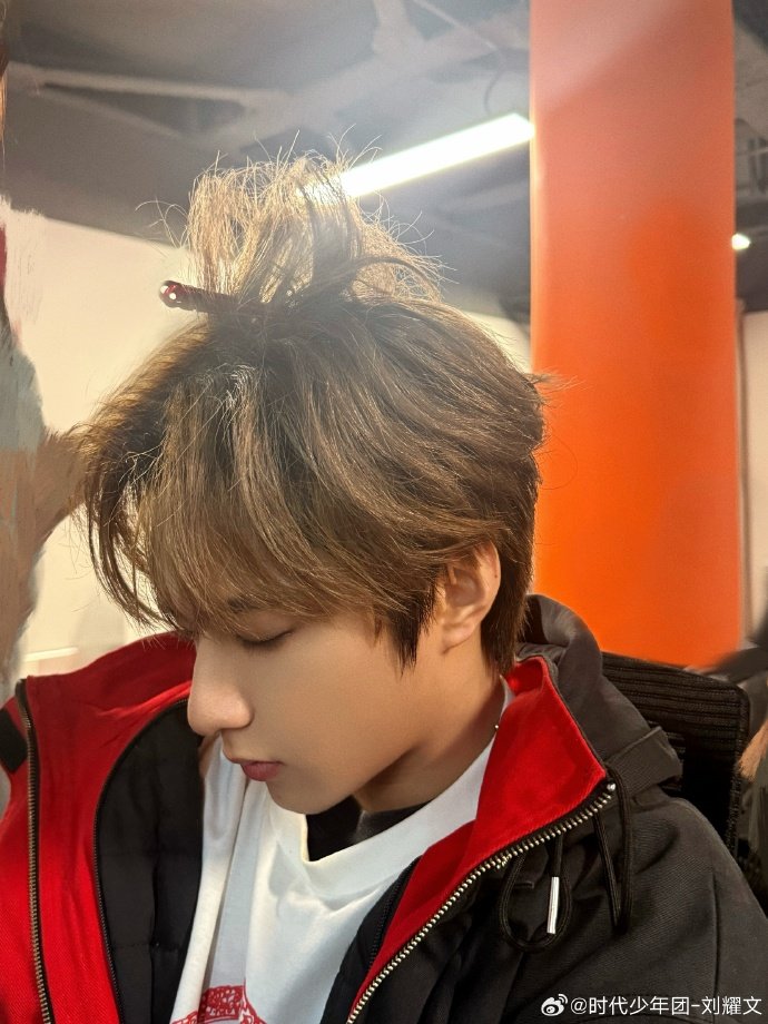 刘耀文化妆补觉刘耀文随时充电 刘耀文随时充电 ​​​