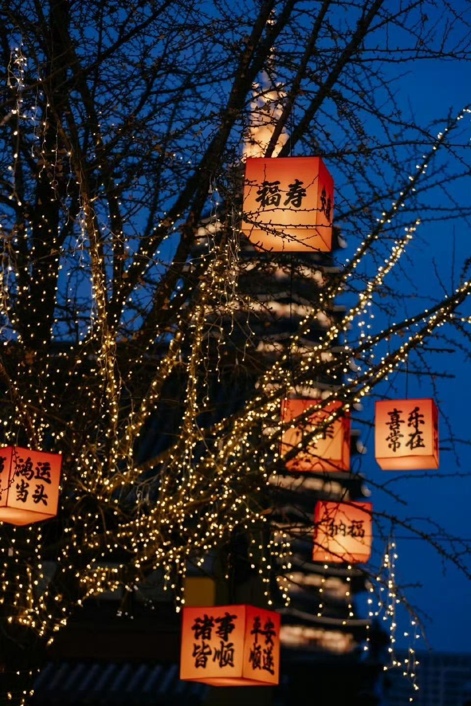 年轻人在玩一种新年味  年轻人确实为过年这一传统习俗注入了新的活力与创意，这样的