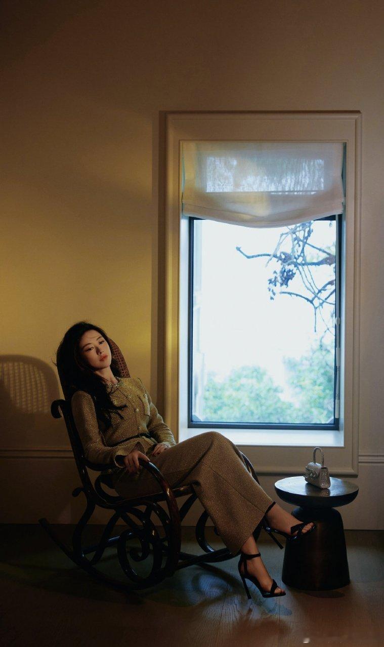 大小姐来喽 小朱把门关上翁青雅这采访操作太迷惑！喊朱珠 “小朱” 还让关门，毫无