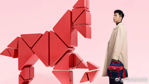 马龙Prada新表达 在这个时尚与运动交织的舞台上，马龙无疑是那颗璀璨的明星。他