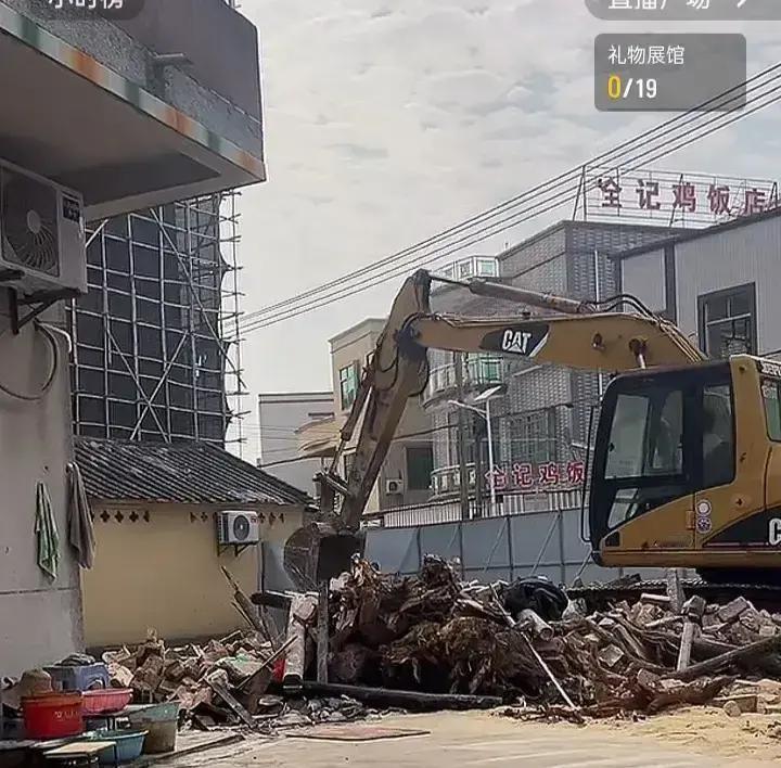 婵宝家那栋九三年的红砖房今天被挖机一爪子掀了顶。
我刷到视频时她爸正把老木窗扛出