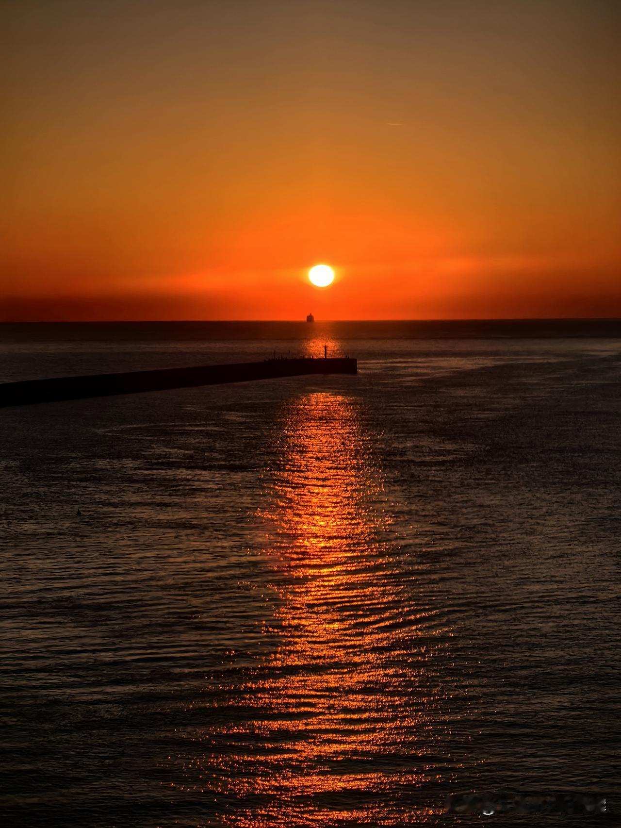 海上日出：在希腊邮轮上，看日出很方便，6月份，只要在5：30分差不多起来就能看到