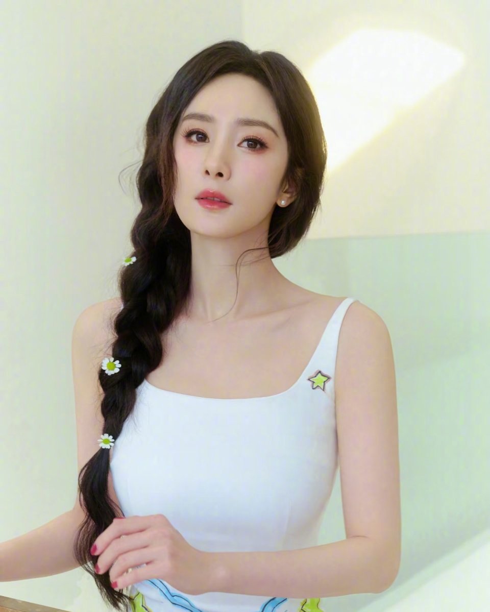 杨幂给何泓姗送了蛋糕和花 ，何泓姗特意发文对杨幂进行了感谢。当年杨幂是明日之子的