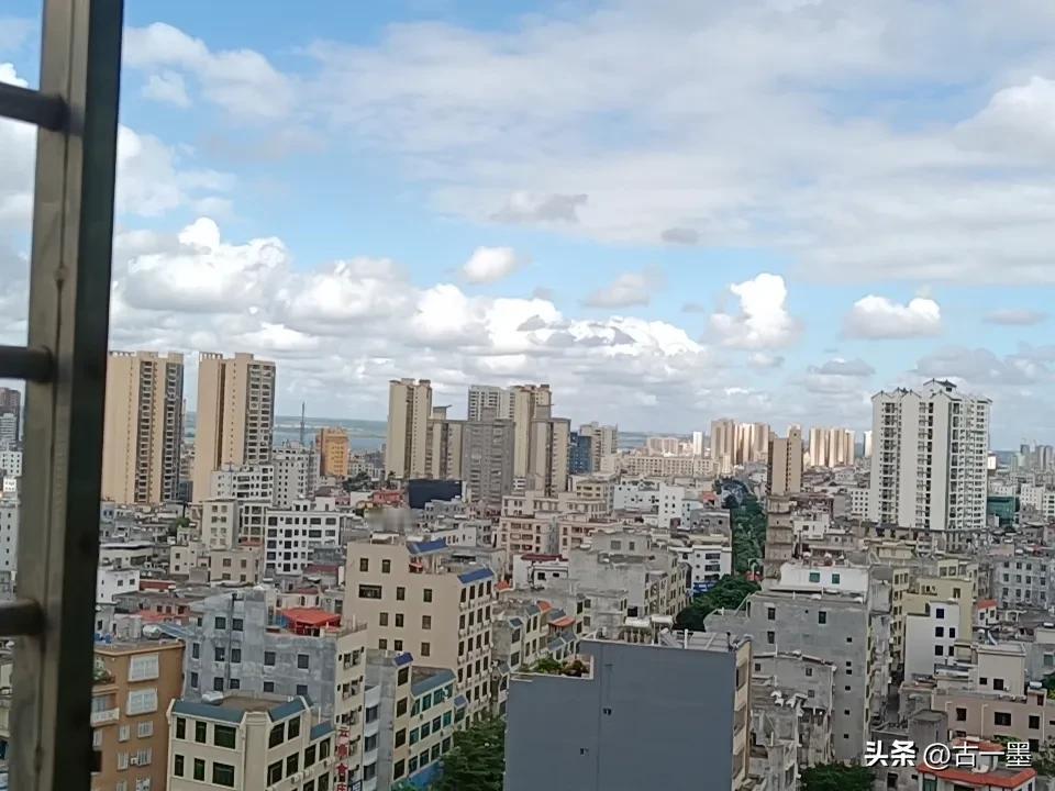 我闺蜜，一家人都在广州生活，她婆婆在超市上班，月薪5600元，他公公做消防中控，