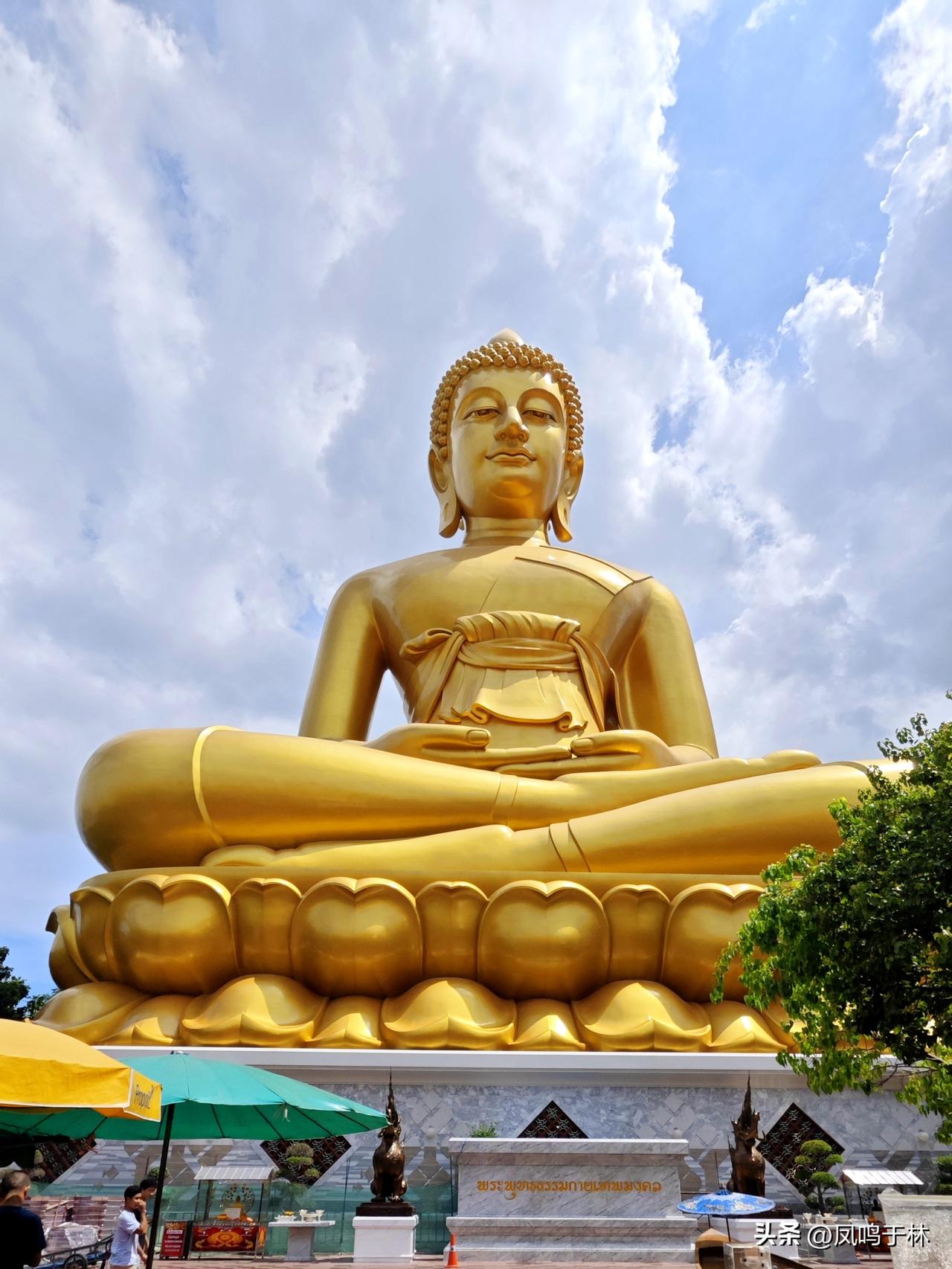 在泰国芭堤雅与曼谷之间，有一座充满灵气的神殿寺。这里供奉着一尊被称为“有求必应佛