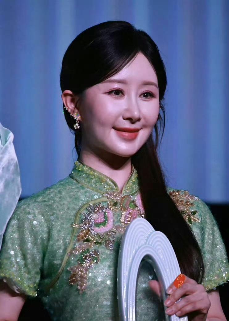 舒畅太可惜了，明明本人够美了，就是不懂为啥要去动脸，娱乐圈很多人都喜欢做填充，搞