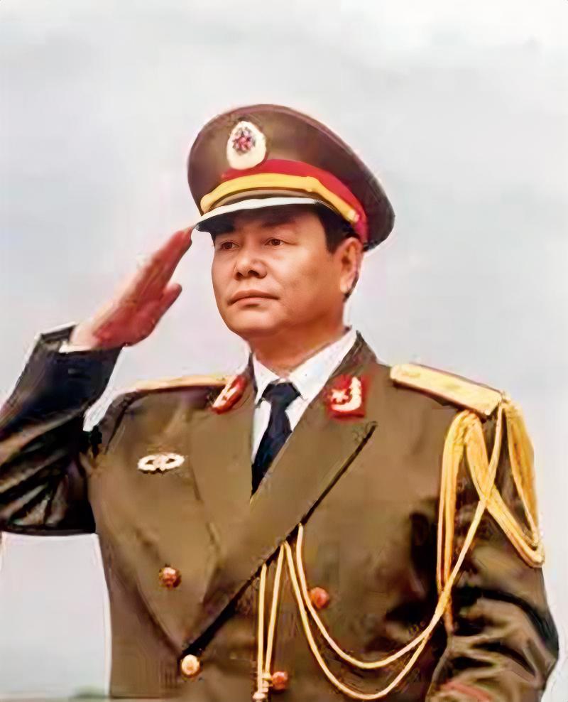 他是驻港部队第一任司令员，59岁晋升上将衔，62岁担任副总参谋长
