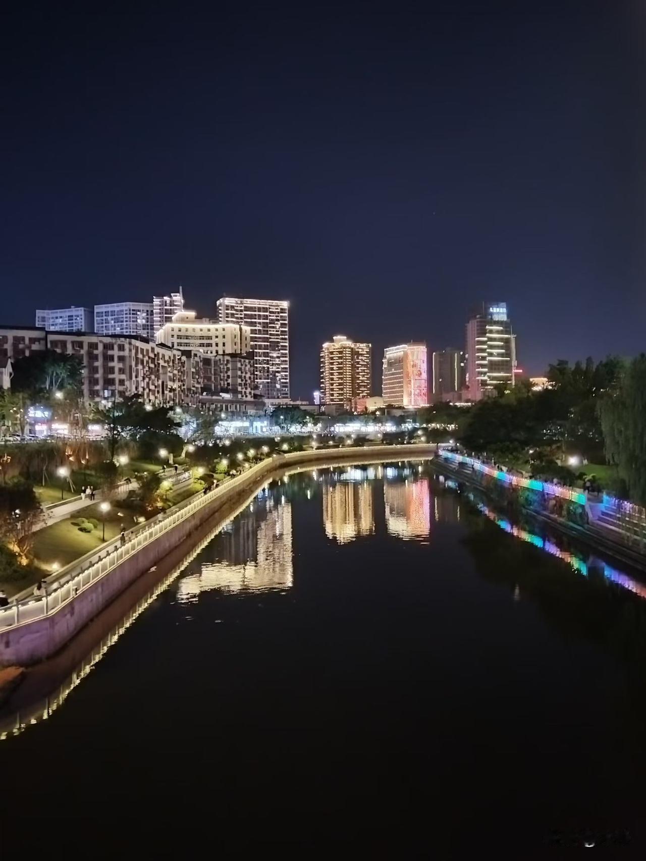 广安昨天的气温突然飙上30℃，让市民们提前过起了夏天。

说来也怪，广安这几年好