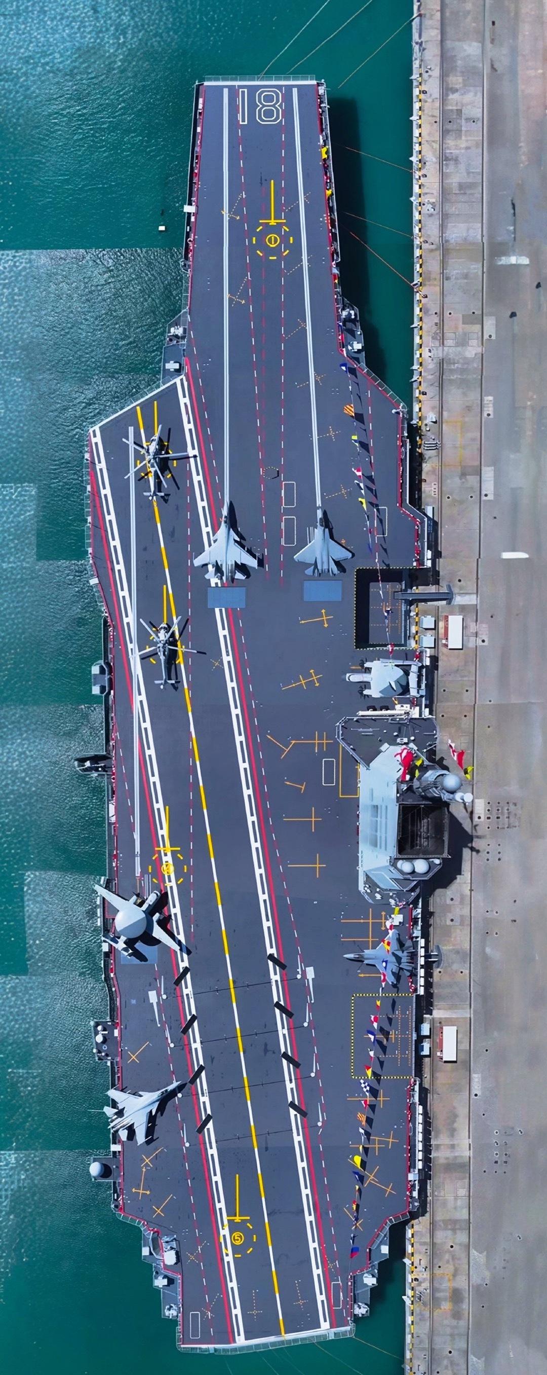 福建舰到底有多大8万余吨，余多少不好说[笑cry] ​​​