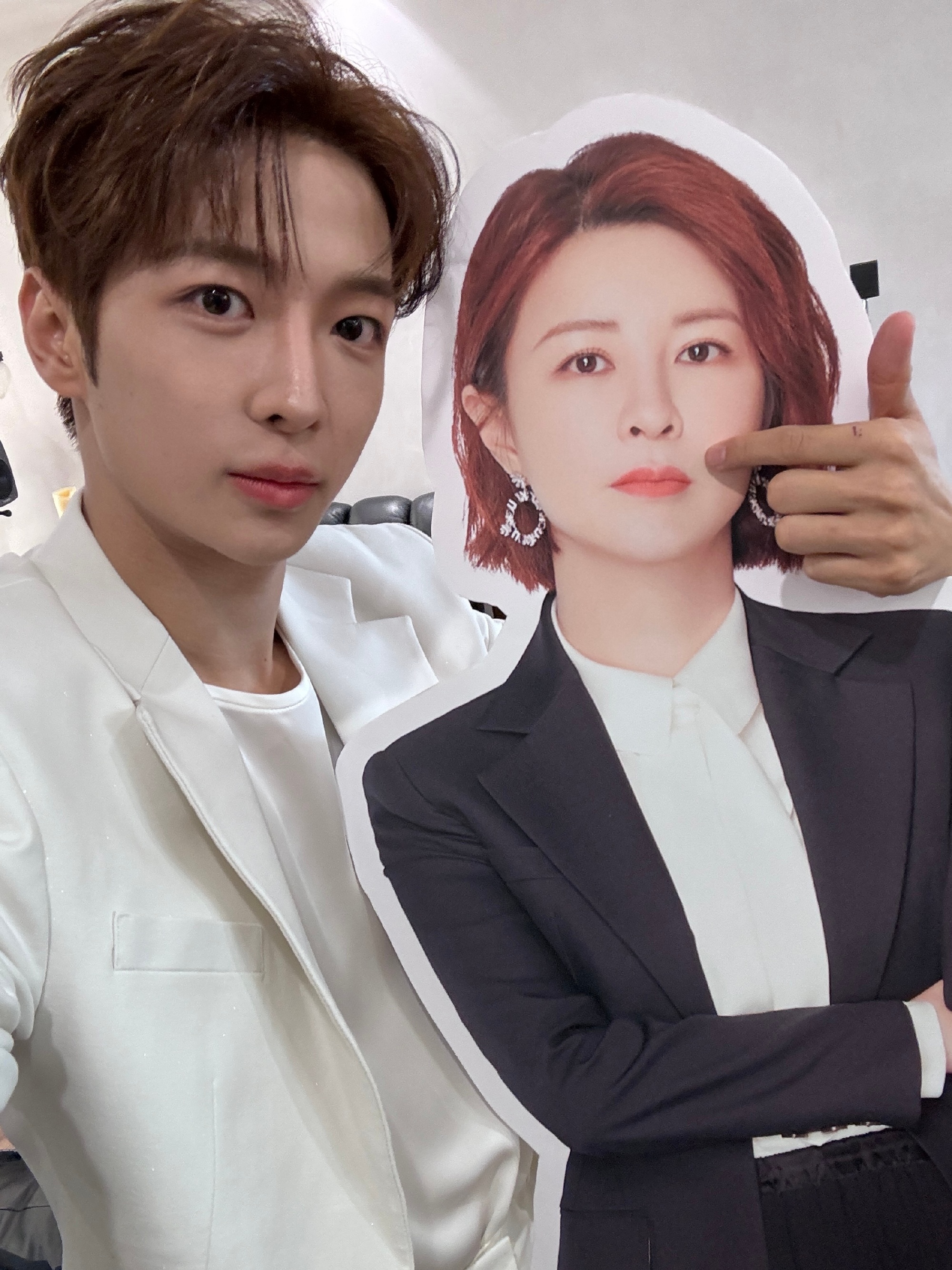 #杜华我在哇唧唧哇很想你#哈哈哈笑晕了BOYHOOD带着杜华的人形立牌去了哇唧唧