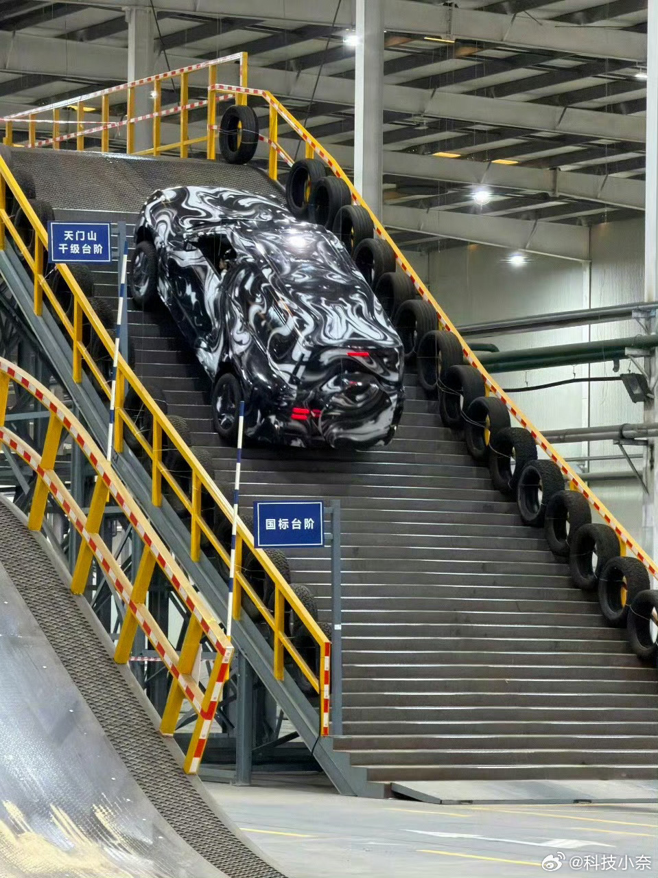 比亚迪直接在厂房里1:1复刻了天门山千级天梯做测试，天门山天梯平均坡度超35°，