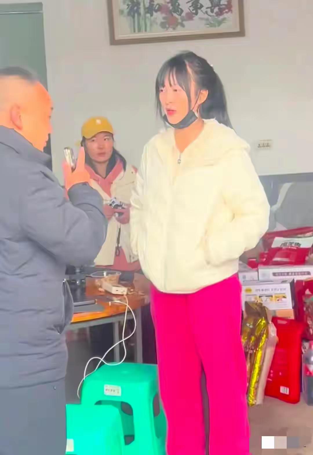 爆红的呆呆妹哭了：泼天流量背后，是藏不住的委屈与疲惫。
 
谁能想到，一句“来帮