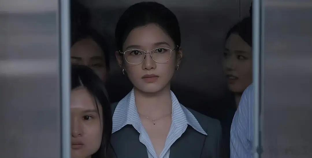 宋威龙张婧仪野狗骨头雨中热吻野狗骨头的导演是谁路透看起来不是这样子的怎么预告没有