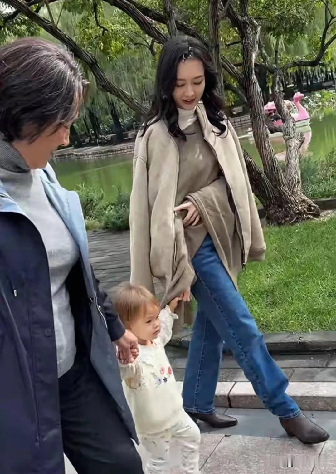 看着王鸥大火，好多人都以为她一路顺风顺水，真相完全相反！
 
她生在南宁，很小爸