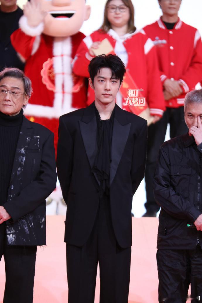 肖战春节档片单发布会生图   肖战片单发布会生图 从生图中能感受到肖战满满的少年
