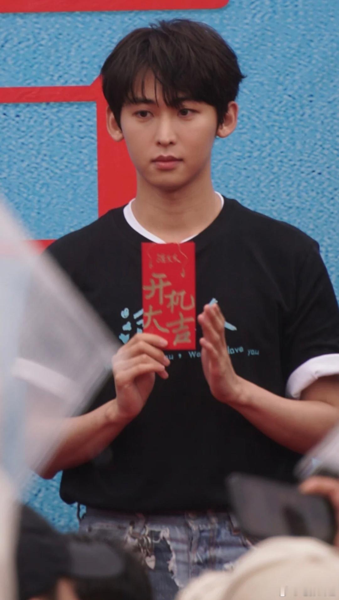 电影《活久久》开机照来了导演：陈国辉主演：张艺凡 陈立农 林永健 郭柯宇 唐九洲