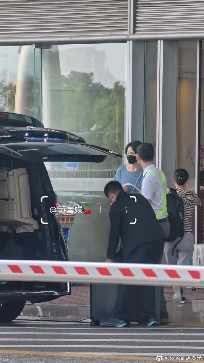 偶遇王菲李嫣回北京 偶遇王菲李嫣回北京 