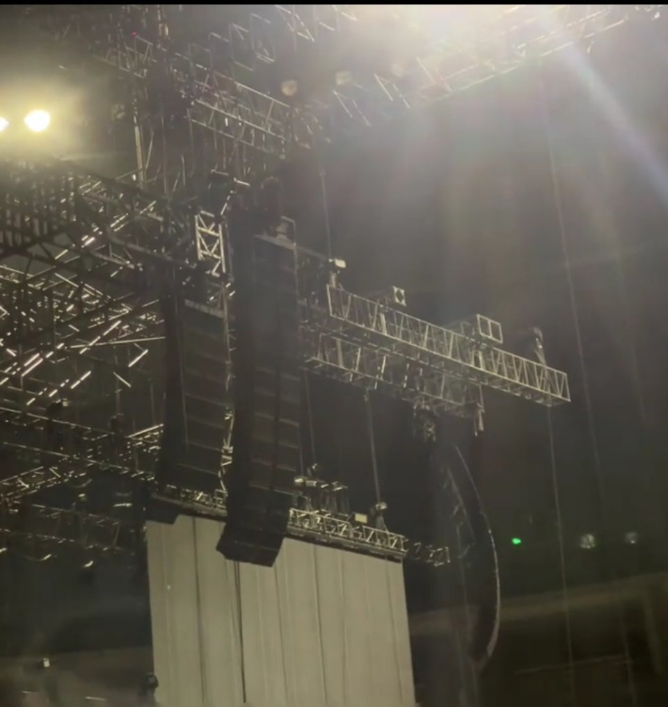 大连场馆音响施工队搭建中！工作人员都穿着“刘宇宁的”摩登兄弟刘宇宁的2025巡演