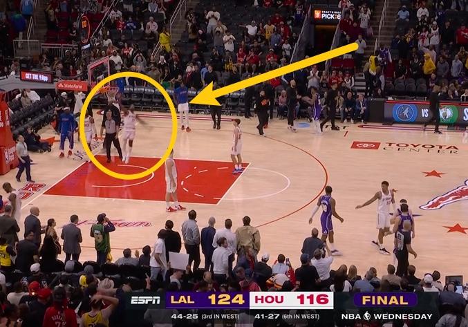 伊森简直脑子有坑！

比赛时间走完，东契奇随手扔一个半场超远，伊森从替补席助跑一