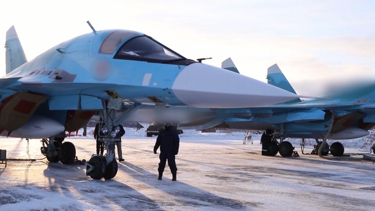 俄罗斯军方飞行员已接收一批新版苏-34战斗轰炸机，这是俄罗斯空天军自 2025 