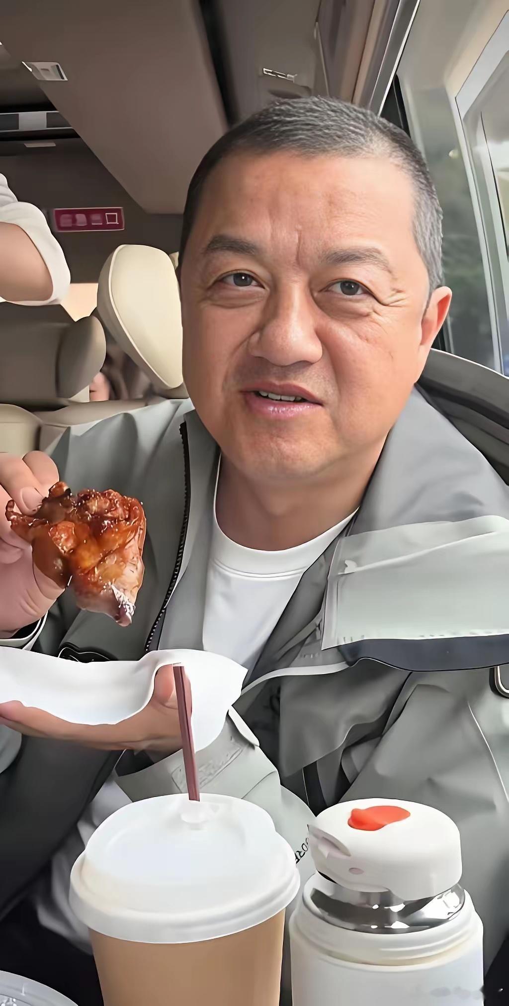 李亚鹏也老得太快了吧，网友说他没有明星架子，非常的接地气！吃的是猪脚吗 