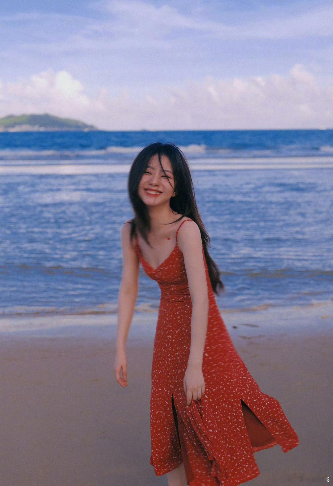 谭松韵晒海边氛围感库存照片，每一张都是可以做头像的程度[送花花] ​​​