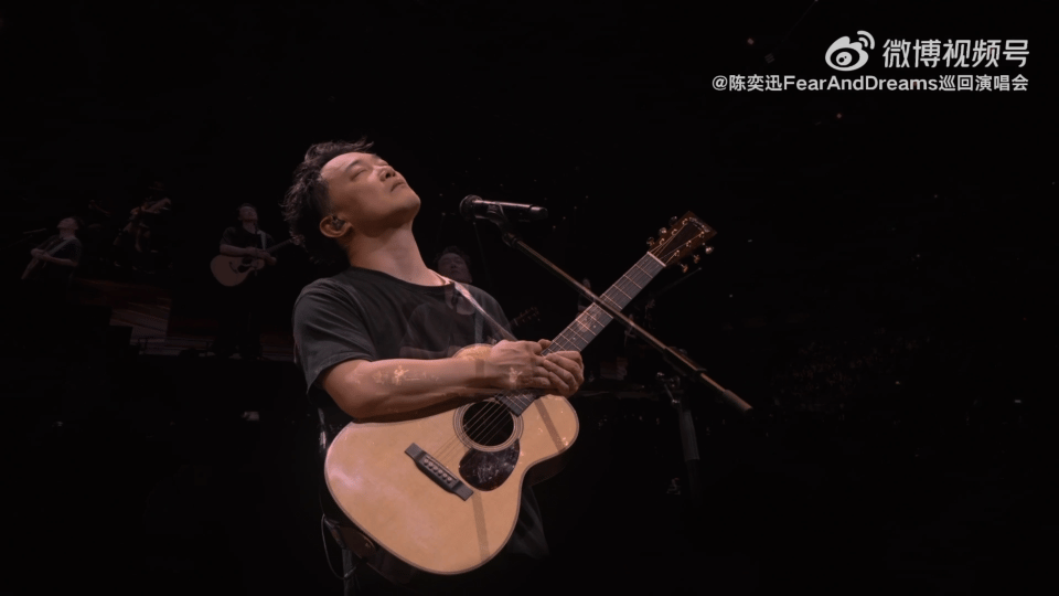 陈奕迅时代曲再唱已是曲中人  当陈奕迅再次唱起《时代曲》，那种情感超越了语言，让