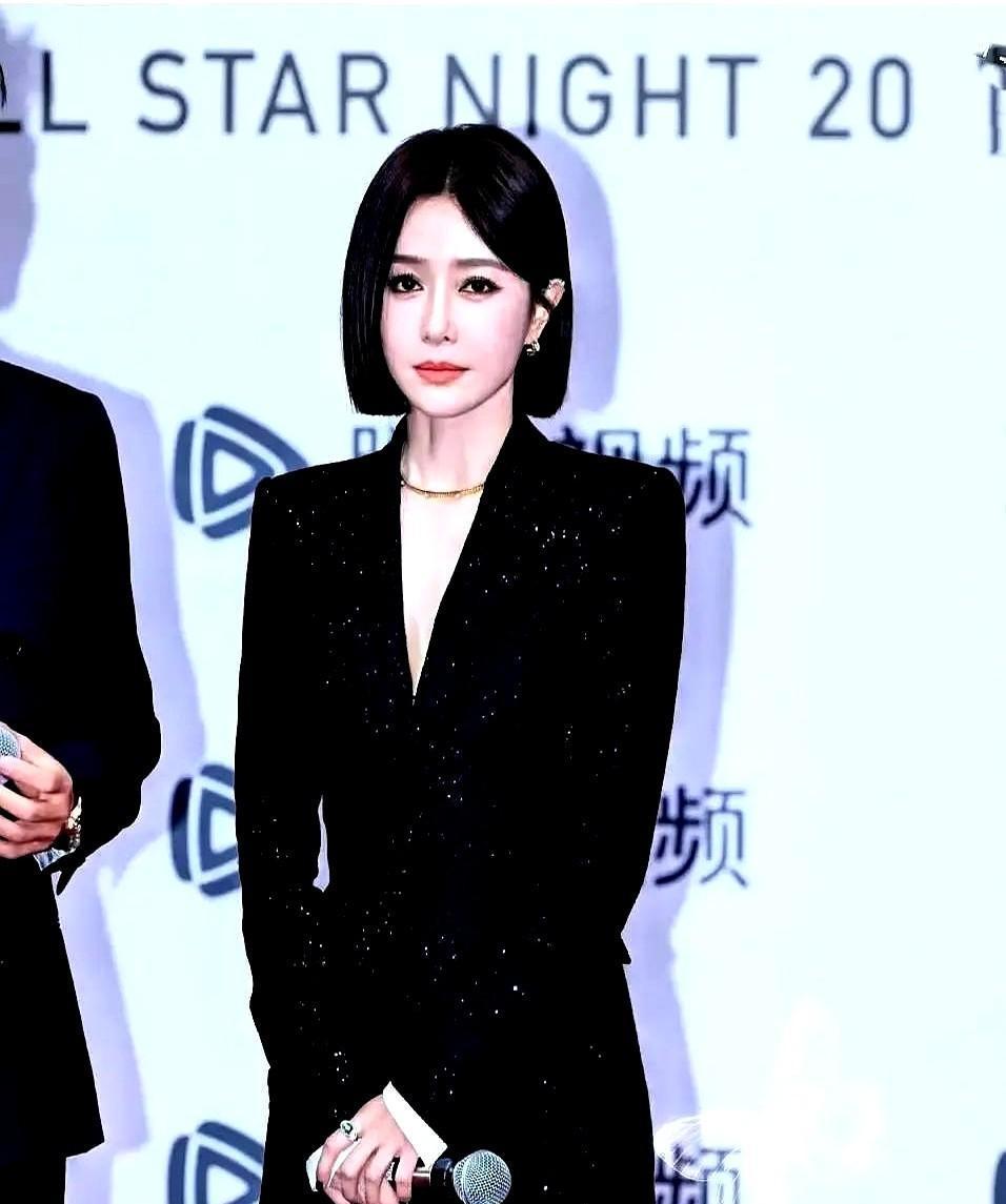 两周不洗的袜子，帮她甩了个大导演。
秦岚的“乱”，是一种筛选机制。
她用堆在沙发