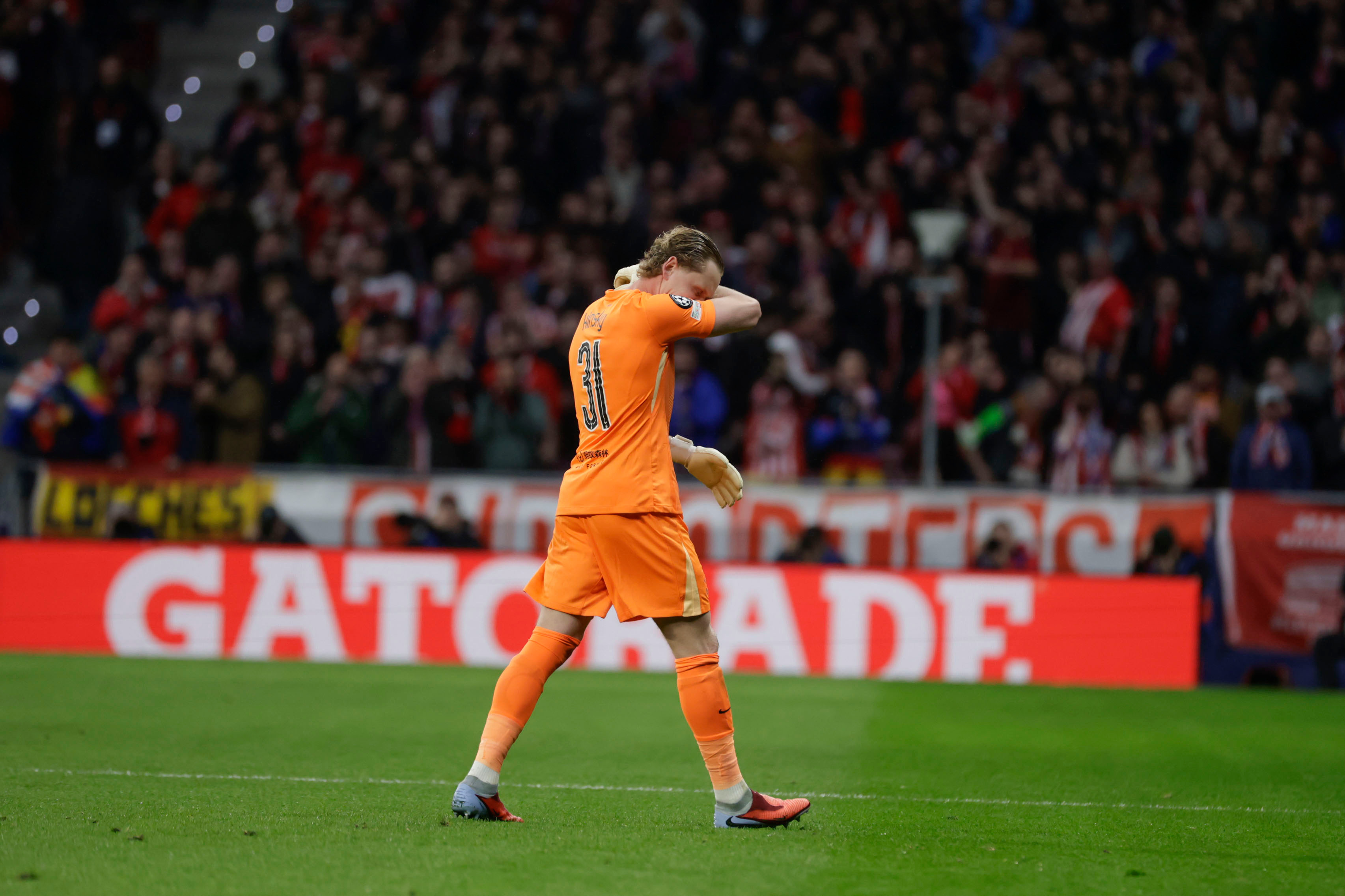 热刺门将17分钟被换下热刺门将被换下哭了 对阵马竞的比赛，22岁的热刺替补门将金