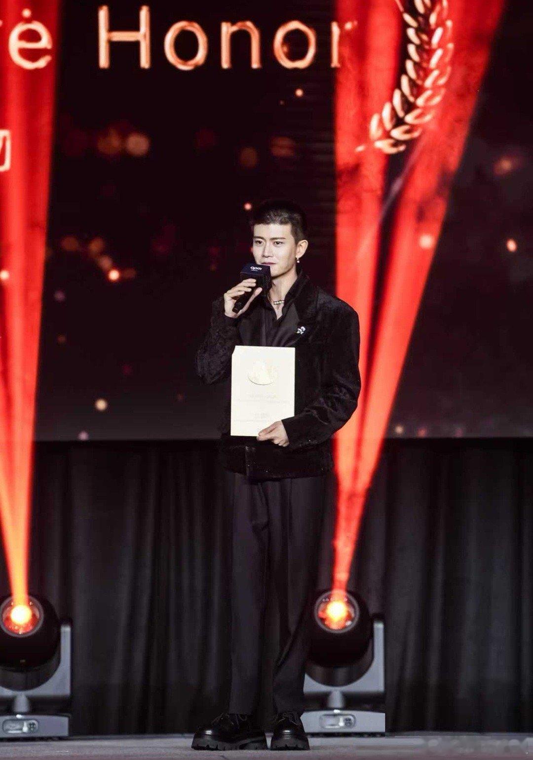 用行动去践行，在国际舞台展现中国演员的担当恭喜慈善杰出人物任嘉伦任嘉伦，为你点赞