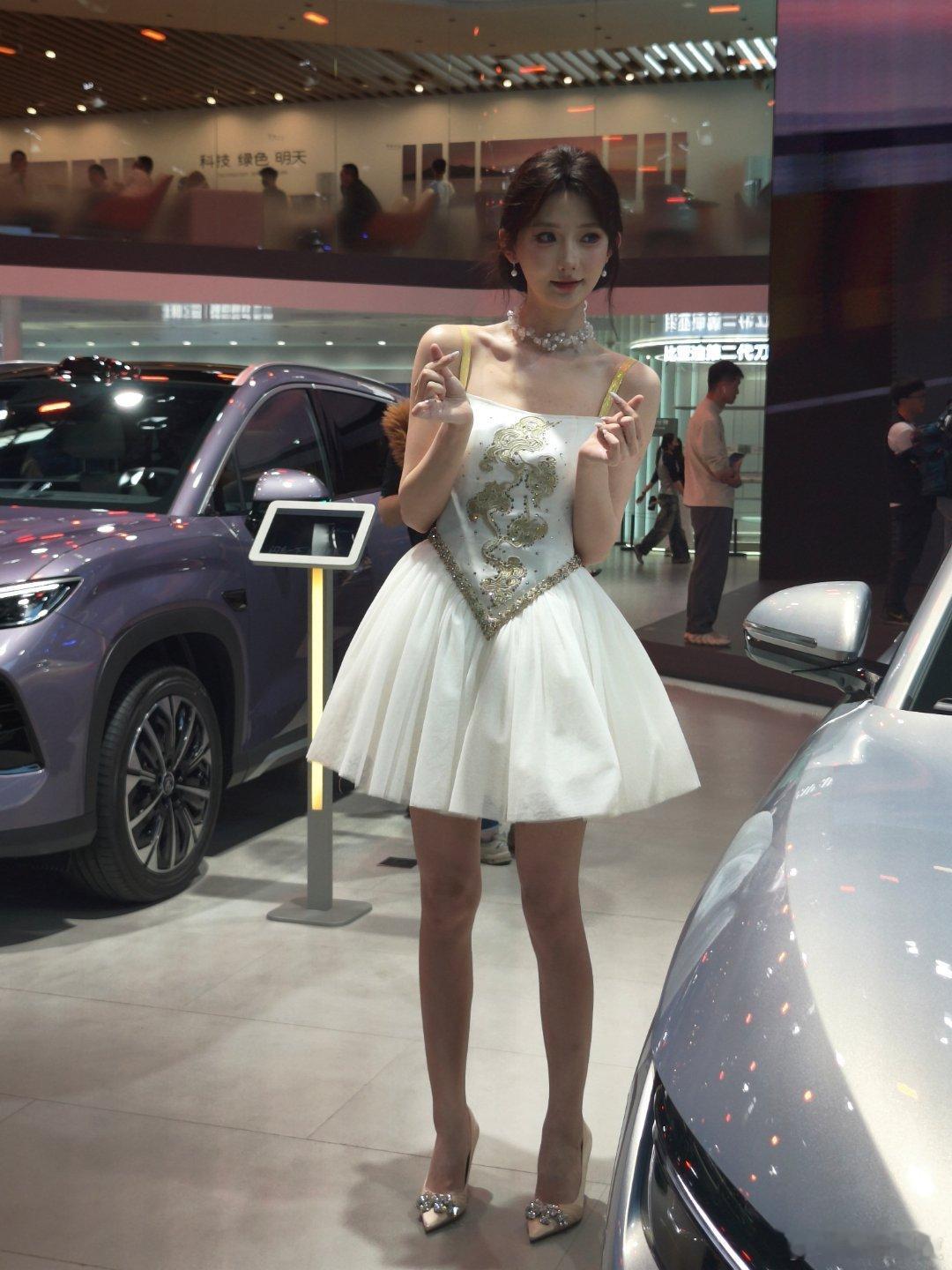 2026北京车展，感觉车模颜值比广州车展要高。2026北京车展比亚迪北京车展