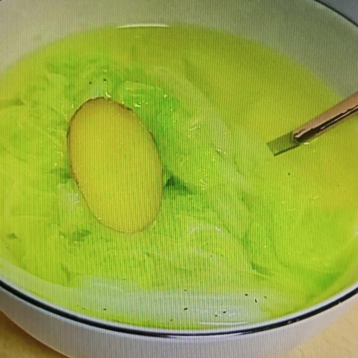 眼屎多还爱上火，试试这三道家常小菜。
生姜白菜水，准备两片大白菜叶和适量生姜。把